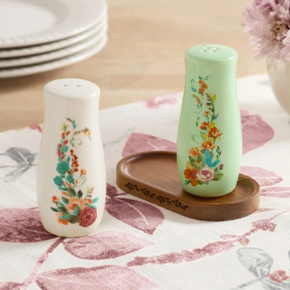 ❤️ New Pioneer Woman Salt & Pepper Shakers Set with Acacia Wood Tray